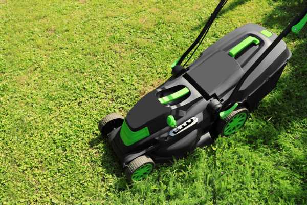 Cortar la hierba alta en el jardín